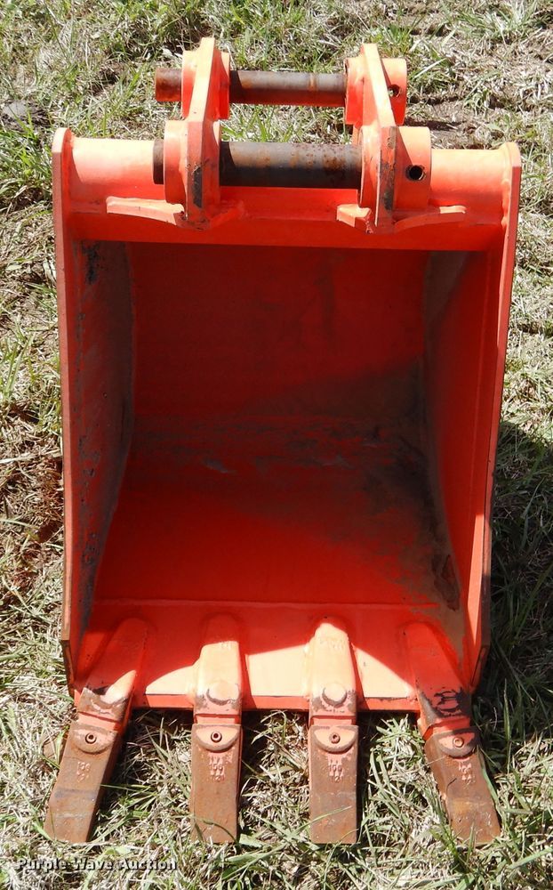 (3) Kubota backhoe/excavator buckets in Davis, OK Item ES9586 sold