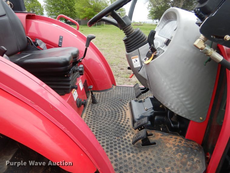 image for item ES9588 2014 Mahindra 2555 MFWD tractor
