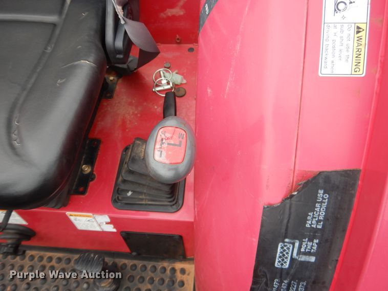 image for item ES9598 2016 Mahindra 2555 MFWD tractor