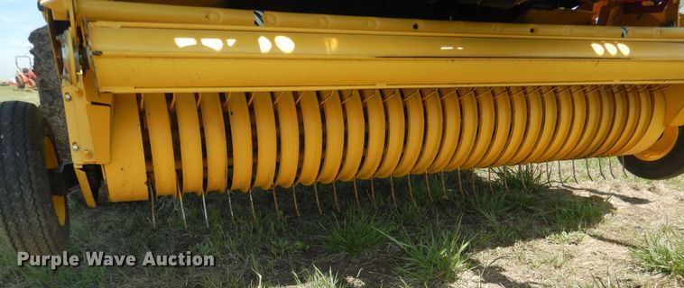 image for item ES9609 2016 New Holland Rollbelt 460 round baler