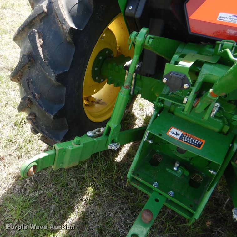 image for item ES9616 2017 John Deere 5055E tractor