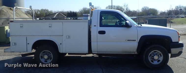 image for item DC3259 2003 Chevrolet Silverado 2500HD  utility bed pickup truck