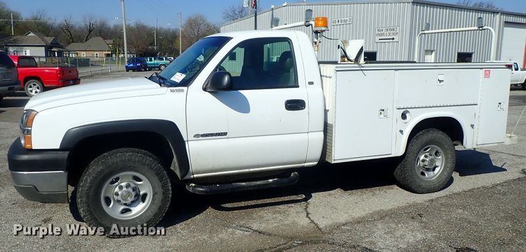 image for item DC3259 2003 Chevrolet Silverado 2500HD  utility bed pickup truck