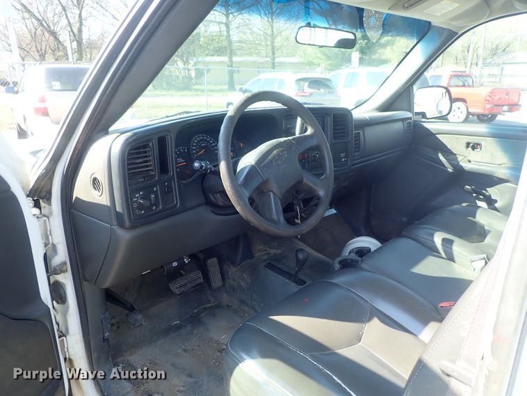 image for item DC3259 2003 Chevrolet Silverado 2500HD  utility bed pickup truck