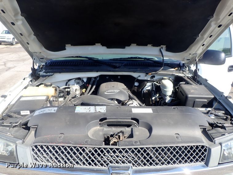 image for item DC3259 2003 Chevrolet Silverado 2500HD  utility bed pickup truck