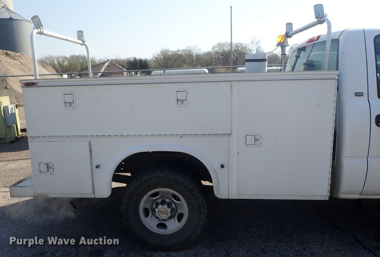 image for item DC3259 2003 Chevrolet Silverado 2500HD  utility bed pickup truck