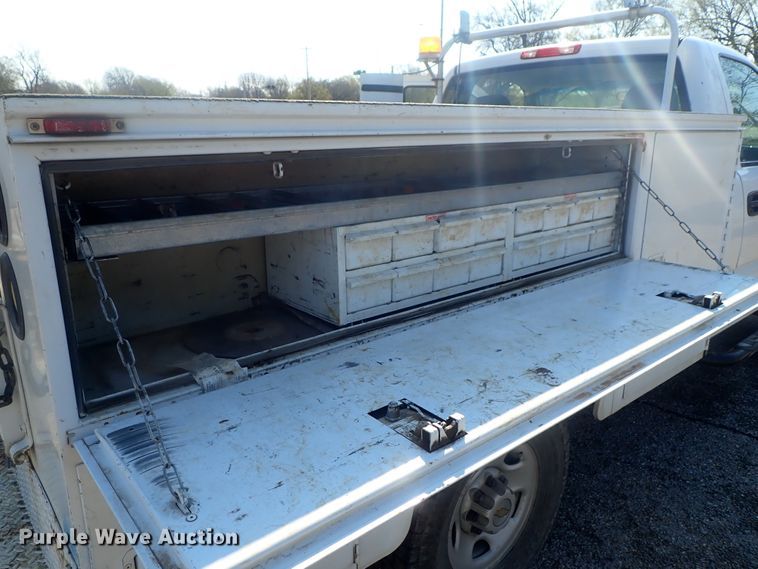 image for item DC3259 2003 Chevrolet Silverado 2500HD  utility bed pickup truck