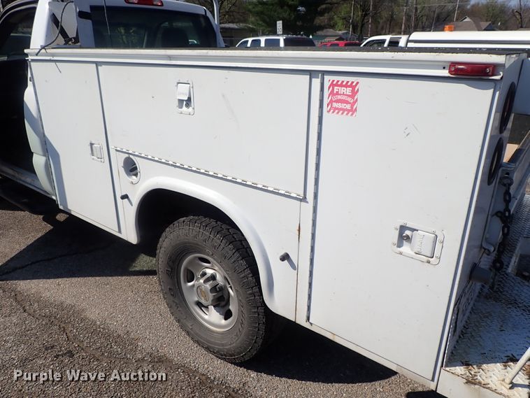image for item DC3259 2003 Chevrolet Silverado 2500HD  utility bed pickup truck
