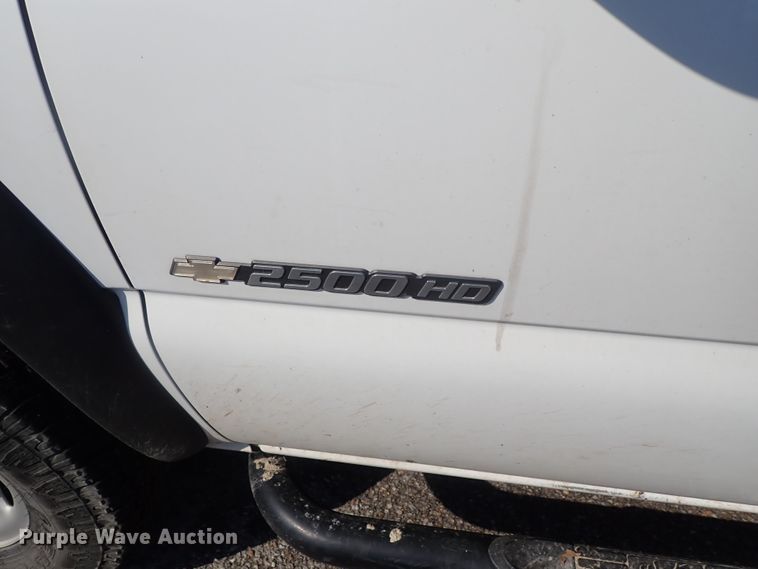 image for item DC3259 2003 Chevrolet Silverado 2500HD  utility bed pickup truck