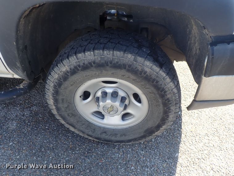 image for item DC3259 2003 Chevrolet Silverado 2500HD  utility bed pickup truck