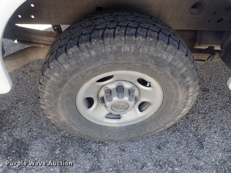 image for item DC3259 2003 Chevrolet Silverado 2500HD  utility bed pickup truck