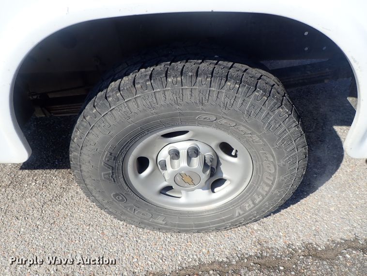 image for item DC3259 2003 Chevrolet Silverado 2500HD  utility bed pickup truck