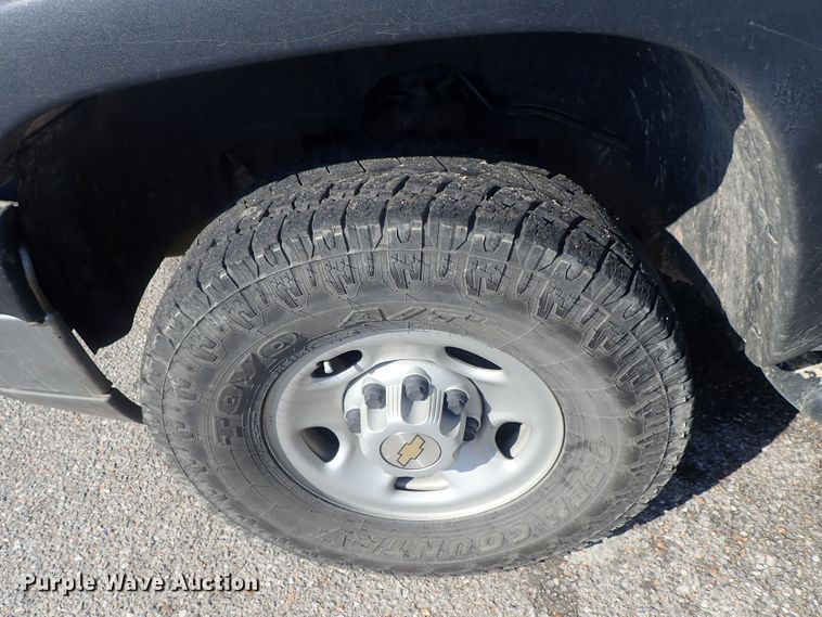 image for item DC3259 2003 Chevrolet Silverado 2500HD  utility bed pickup truck