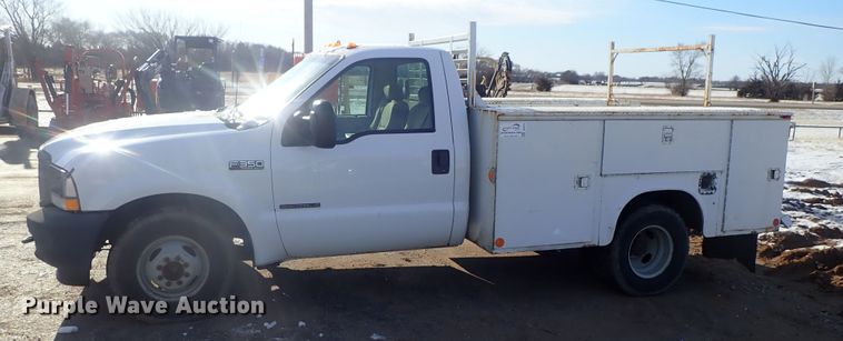 image for item DC3313 2002 Ford F350 Super Duty utility bed pickup truck