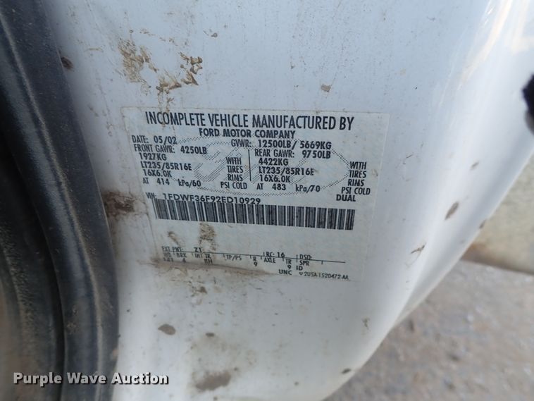 image for item DC3313 2002 Ford F350 Super Duty utility bed pickup truck