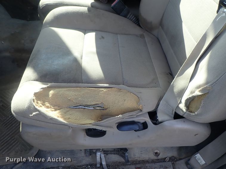 image for item DC3313 2002 Ford F350 Super Duty utility bed pickup truck