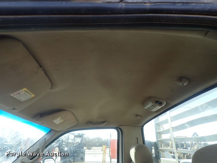 image for item DC3313 2002 Ford F350 Super Duty utility bed pickup truck