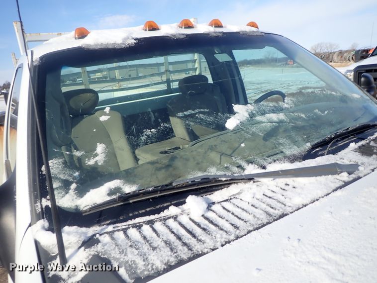 image for item DC3313 2002 Ford F350 Super Duty utility bed pickup truck