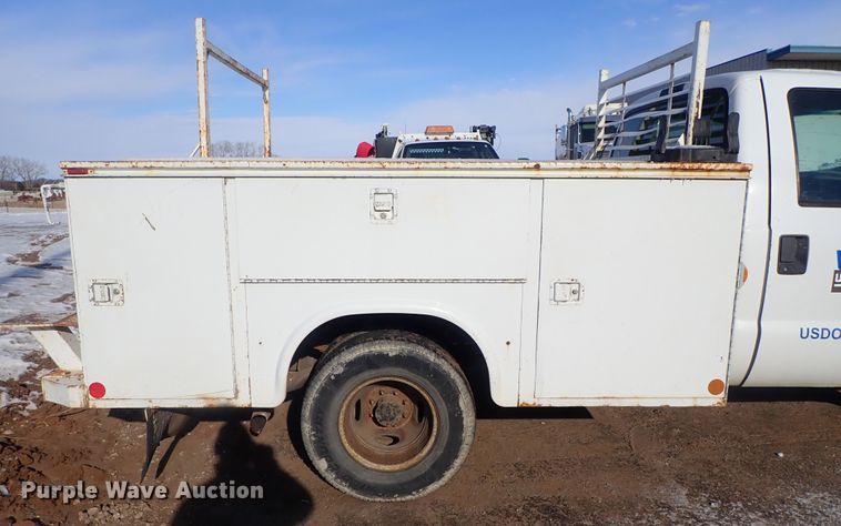 image for item DC3313 2002 Ford F350 Super Duty utility bed pickup truck