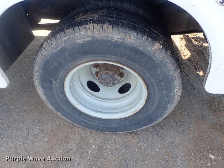 image for item DC3313 2002 Ford F350 Super Duty utility bed pickup truck