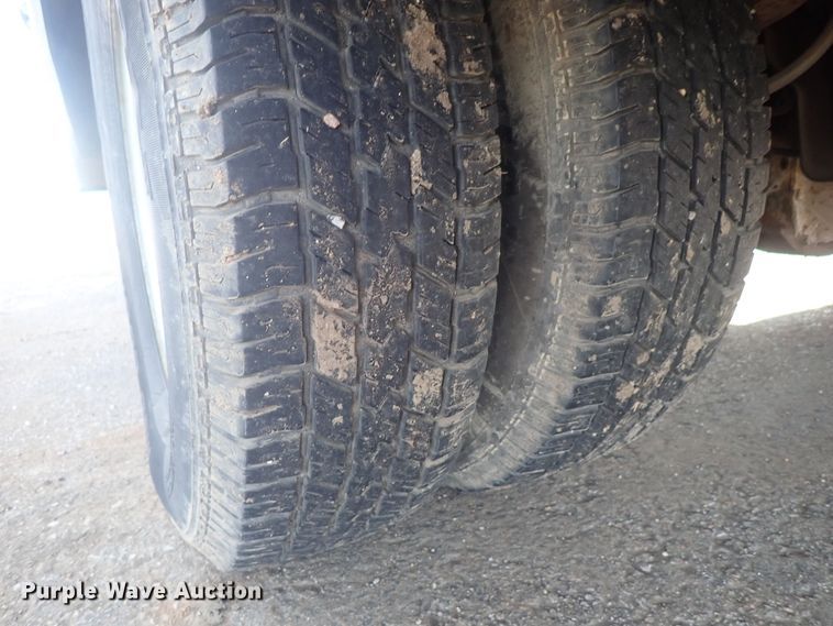 image for item DC3313 2002 Ford F350 Super Duty utility bed pickup truck