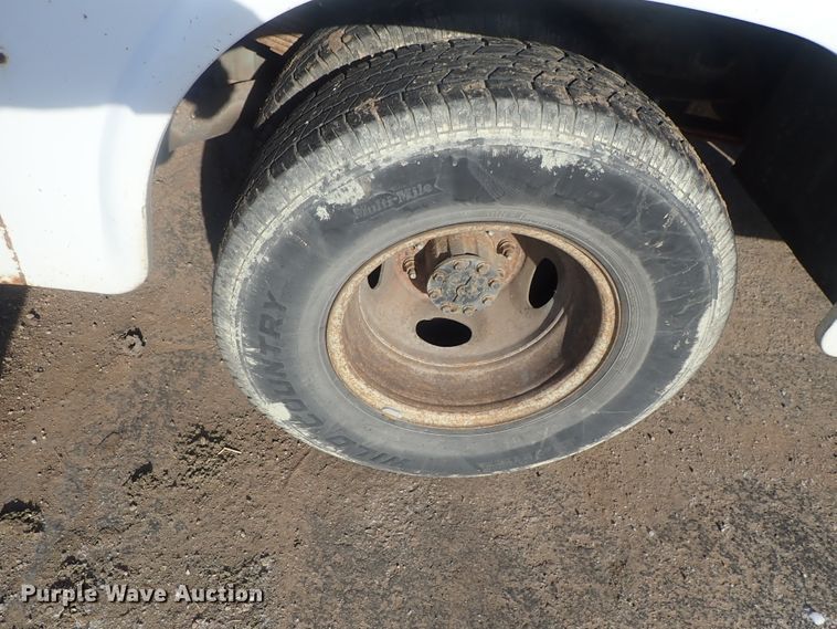 image for item DC3313 2002 Ford F350 Super Duty utility bed pickup truck