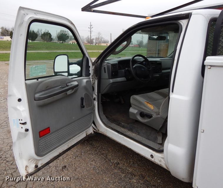 image for item DF6036 2004 Ford F350 Super Duty  utility bed pickup truck