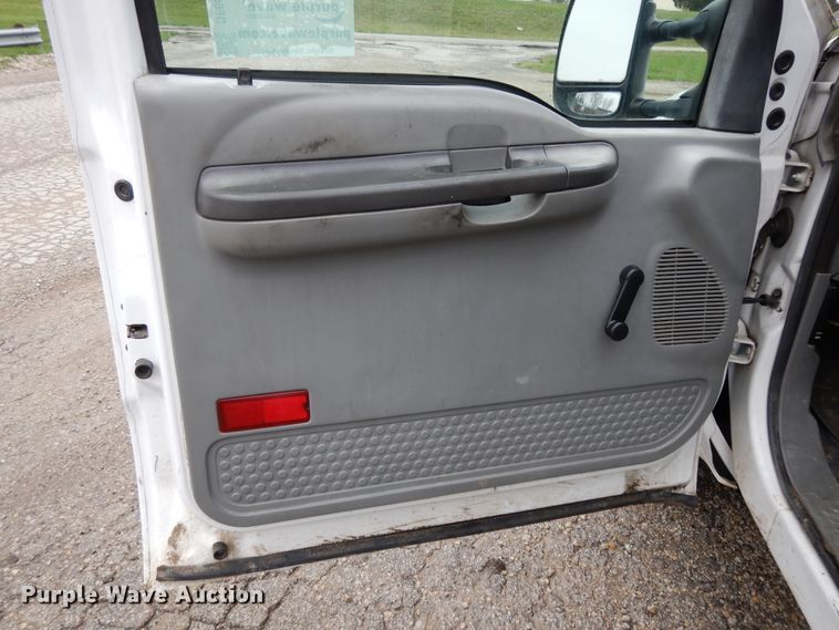 image for item DF6036 2004 Ford F350 Super Duty  utility bed pickup truck