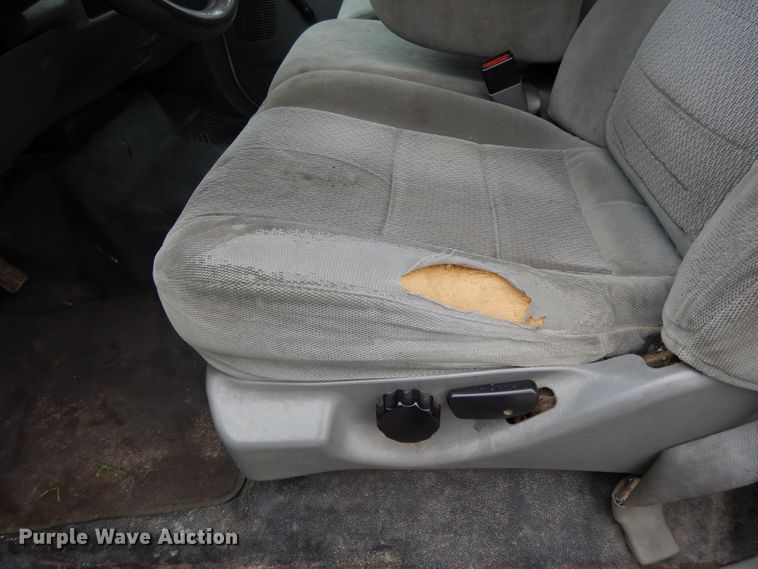 image for item DF6036 2004 Ford F350 Super Duty  utility bed pickup truck