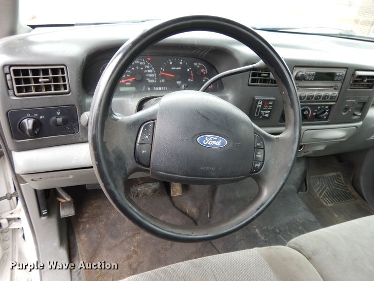 image for item DF6036 2004 Ford F350 Super Duty  utility bed pickup truck