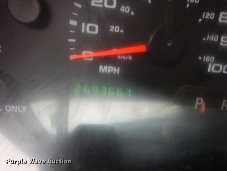 image for item DF6036 2004 Ford F350 Super Duty  utility bed pickup truck