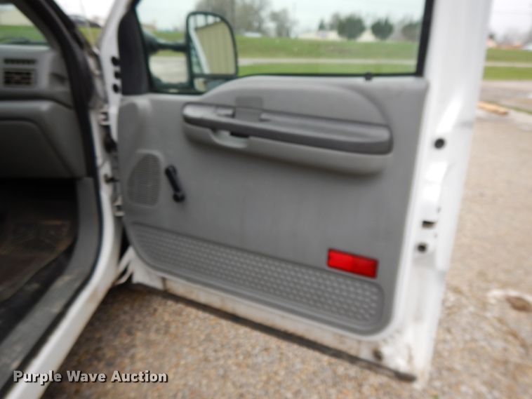 image for item DF6036 2004 Ford F350 Super Duty  utility bed pickup truck