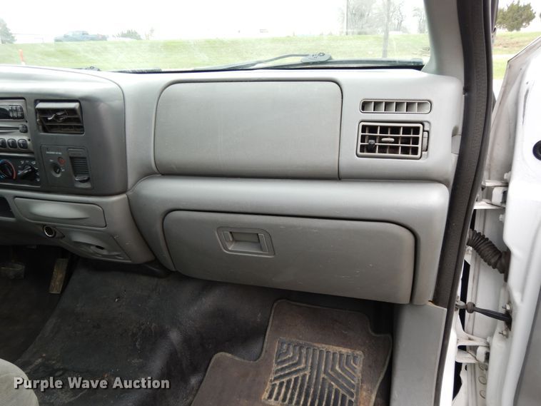 image for item DF6036 2004 Ford F350 Super Duty  utility bed pickup truck