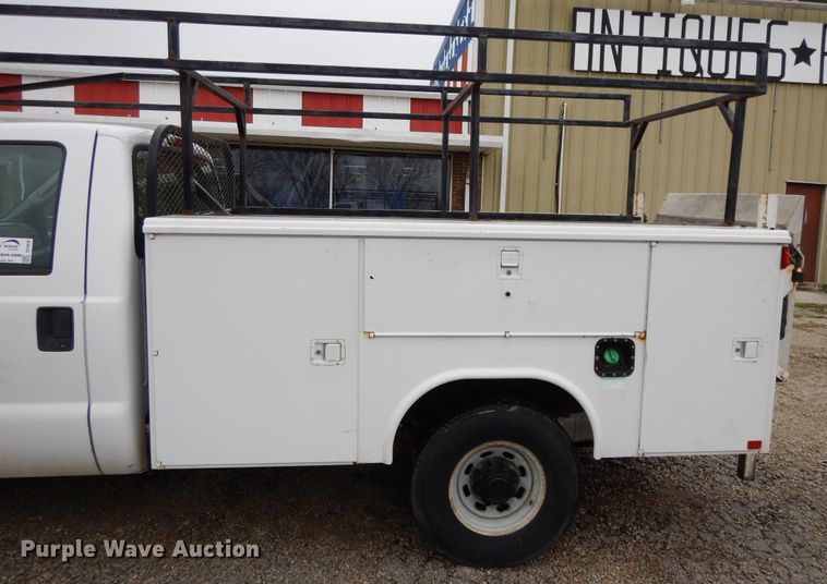 image for item DF6036 2004 Ford F350 Super Duty  utility bed pickup truck