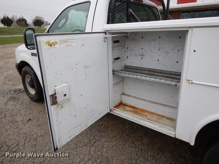 image for item DF6036 2004 Ford F350 Super Duty  utility bed pickup truck