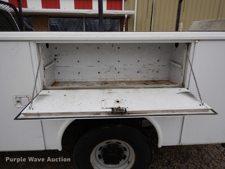 image for item DF6036 2004 Ford F350 Super Duty  utility bed pickup truck