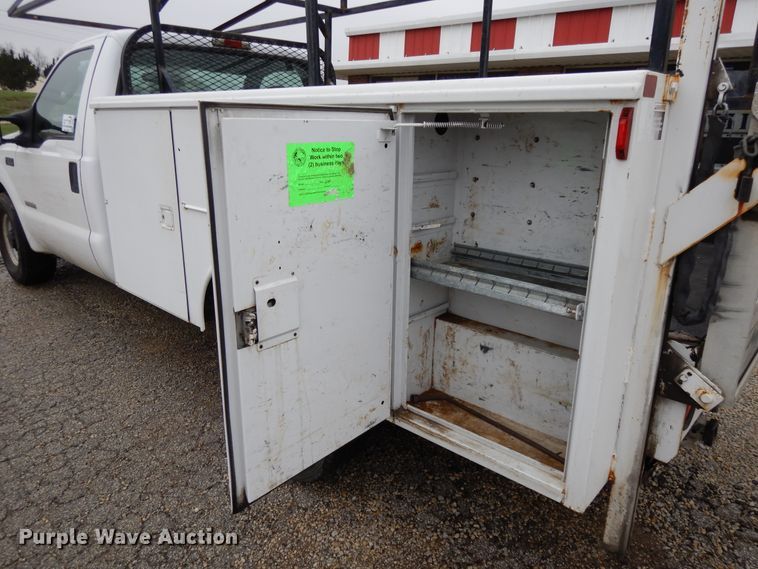 image for item DF6036 2004 Ford F350 Super Duty  utility bed pickup truck