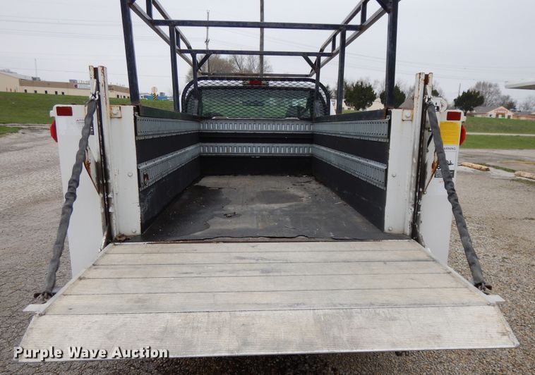 image for item DF6036 2004 Ford F350 Super Duty  utility bed pickup truck