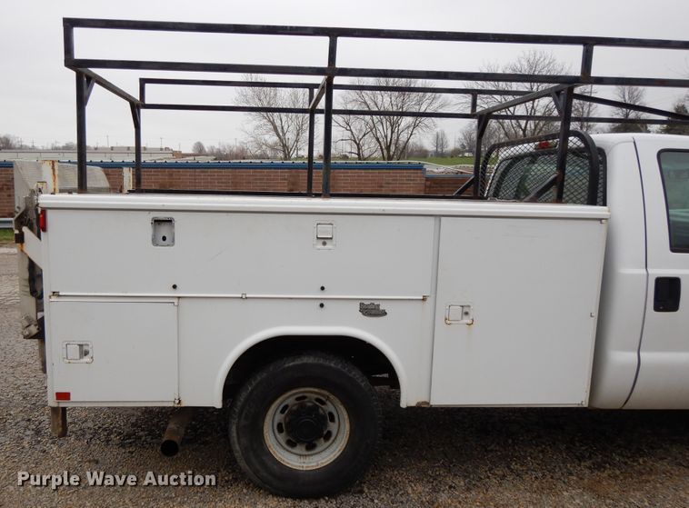image for item DF6036 2004 Ford F350 Super Duty  utility bed pickup truck
