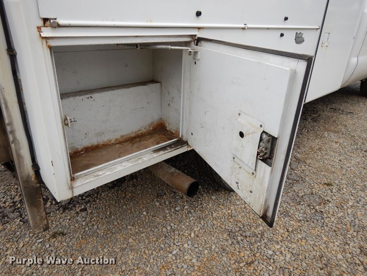 image for item DF6036 2004 Ford F350 Super Duty  utility bed pickup truck