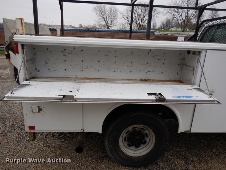 image for item DF6036 2004 Ford F350 Super Duty  utility bed pickup truck