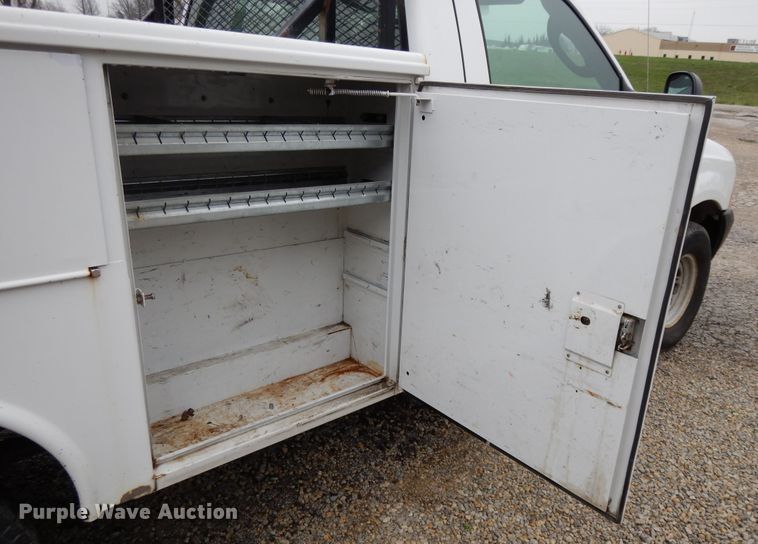 image for item DF6036 2004 Ford F350 Super Duty  utility bed pickup truck