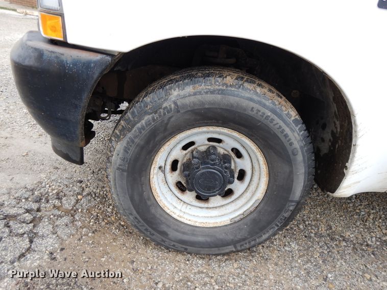 image for item DF6036 2004 Ford F350 Super Duty  utility bed pickup truck