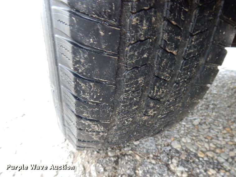 image for item DF6036 2004 Ford F350 Super Duty  utility bed pickup truck