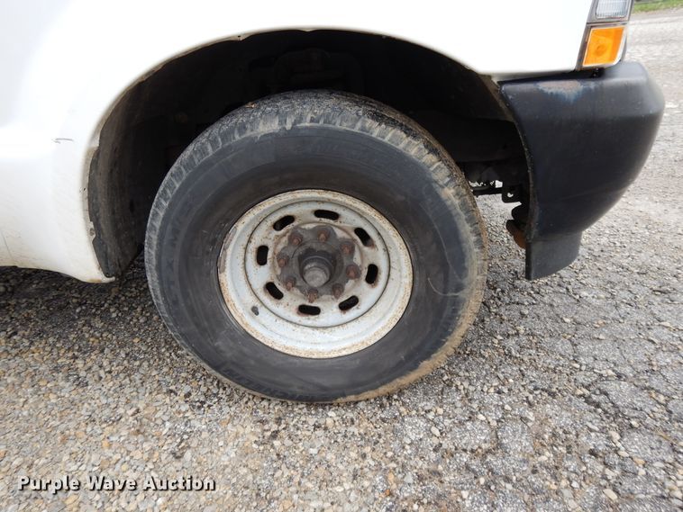 image for item DF6036 2004 Ford F350 Super Duty  utility bed pickup truck