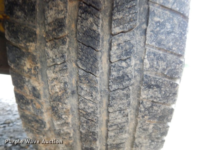 image for item DF6036 2004 Ford F350 Super Duty  utility bed pickup truck