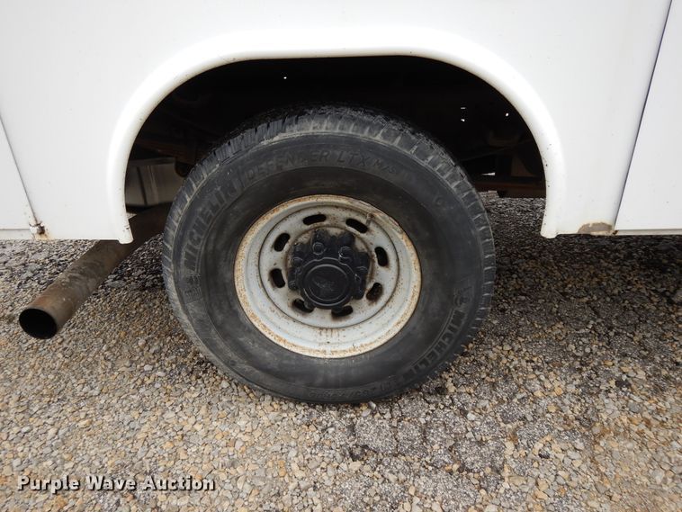 image for item DF6036 2004 Ford F350 Super Duty  utility bed pickup truck