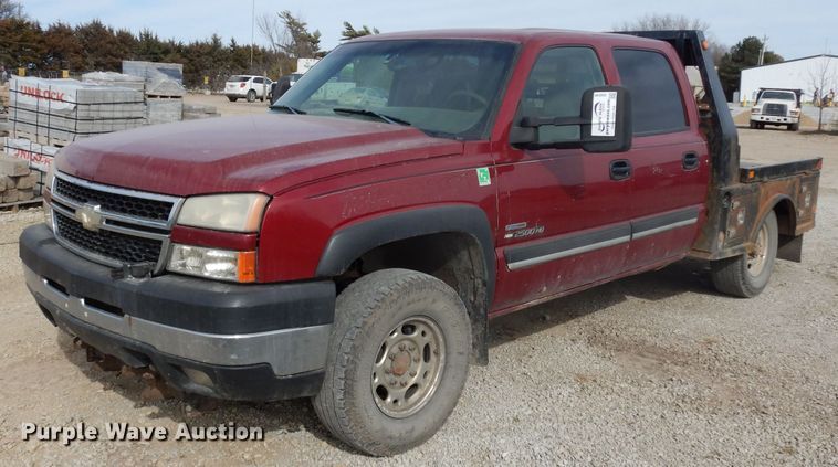 image for item DG6290 2006 Chevrolet Silverado 2500HD LT Crew Cab flatbed pickup truck
