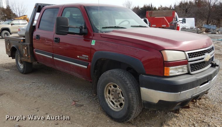 image for item DG6290 2006 Chevrolet Silverado 2500HD LT Crew Cab flatbed pickup truck