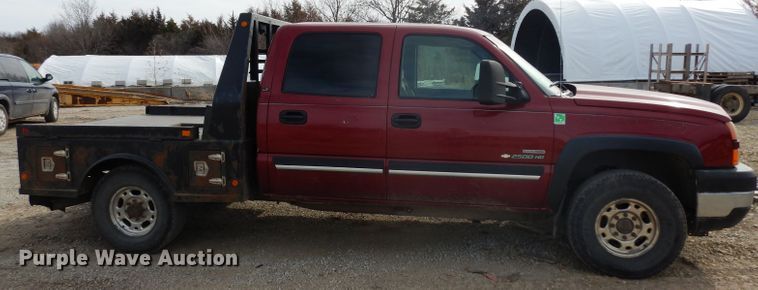 image for item DG6290 2006 Chevrolet Silverado 2500HD LT Crew Cab flatbed pickup truck